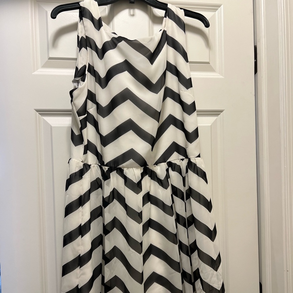 Ladies EUC Beige by ECI chevron dress. Size XL.